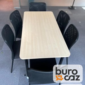 Table de réunion rectangulaire plateau bois clair pieds noirs