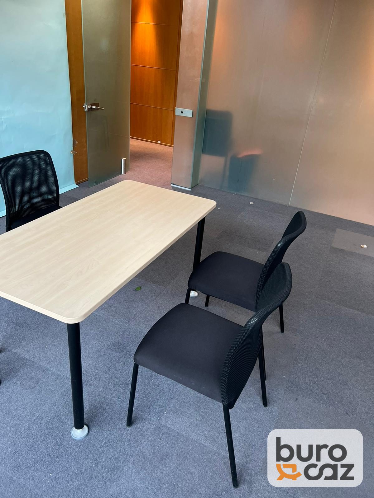 Table de réunion rectangulaire plateau bois clair pieds noirs — photo 3