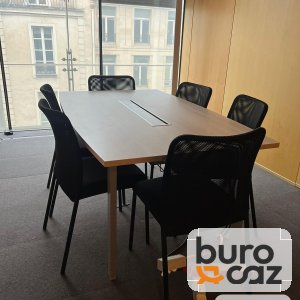 Table de réunion rectangulaire plateau bois foncé avec passe-câbles