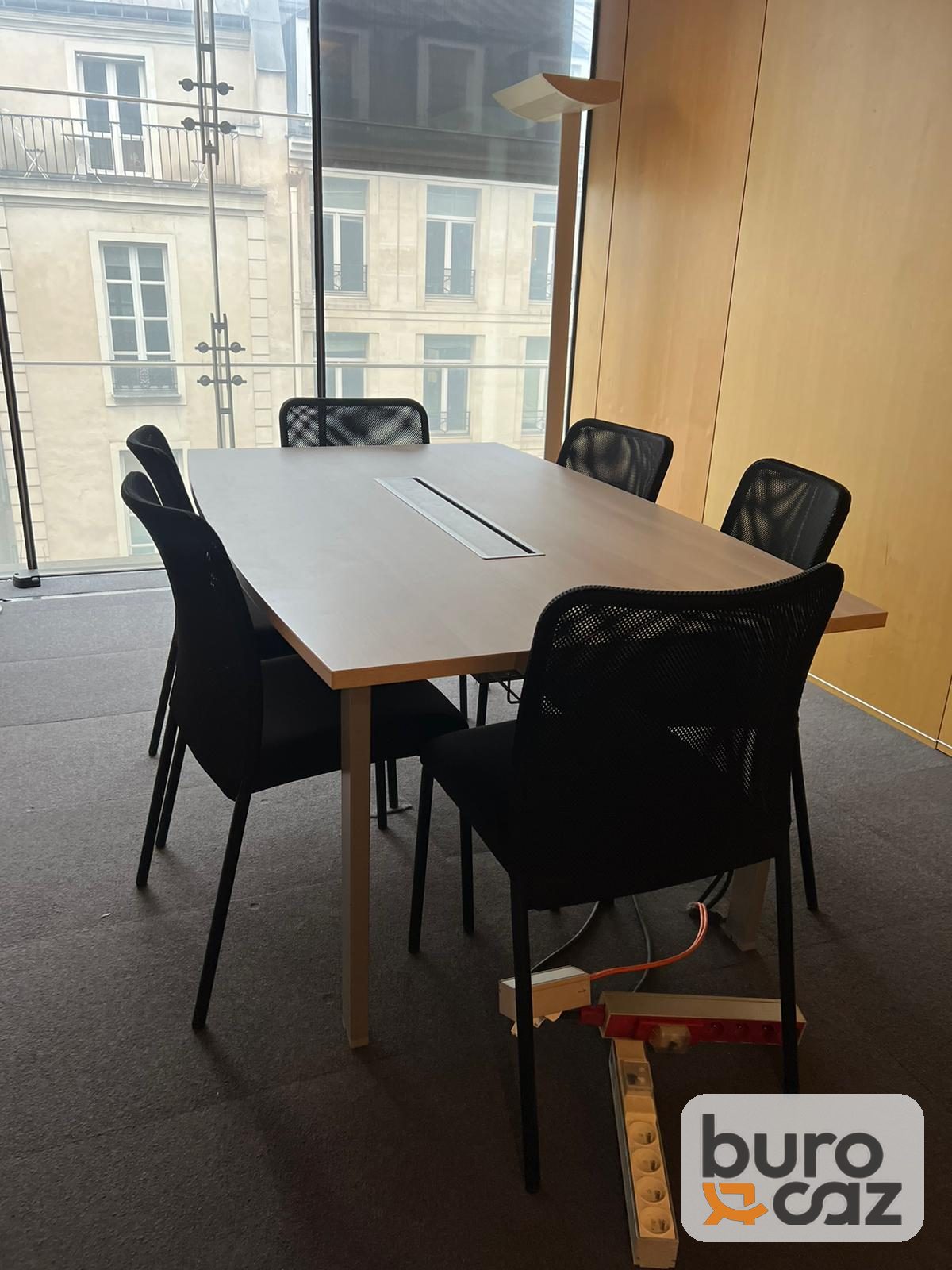 Table de réunion rectangulaire plateau bois foncé avec passe-câbles