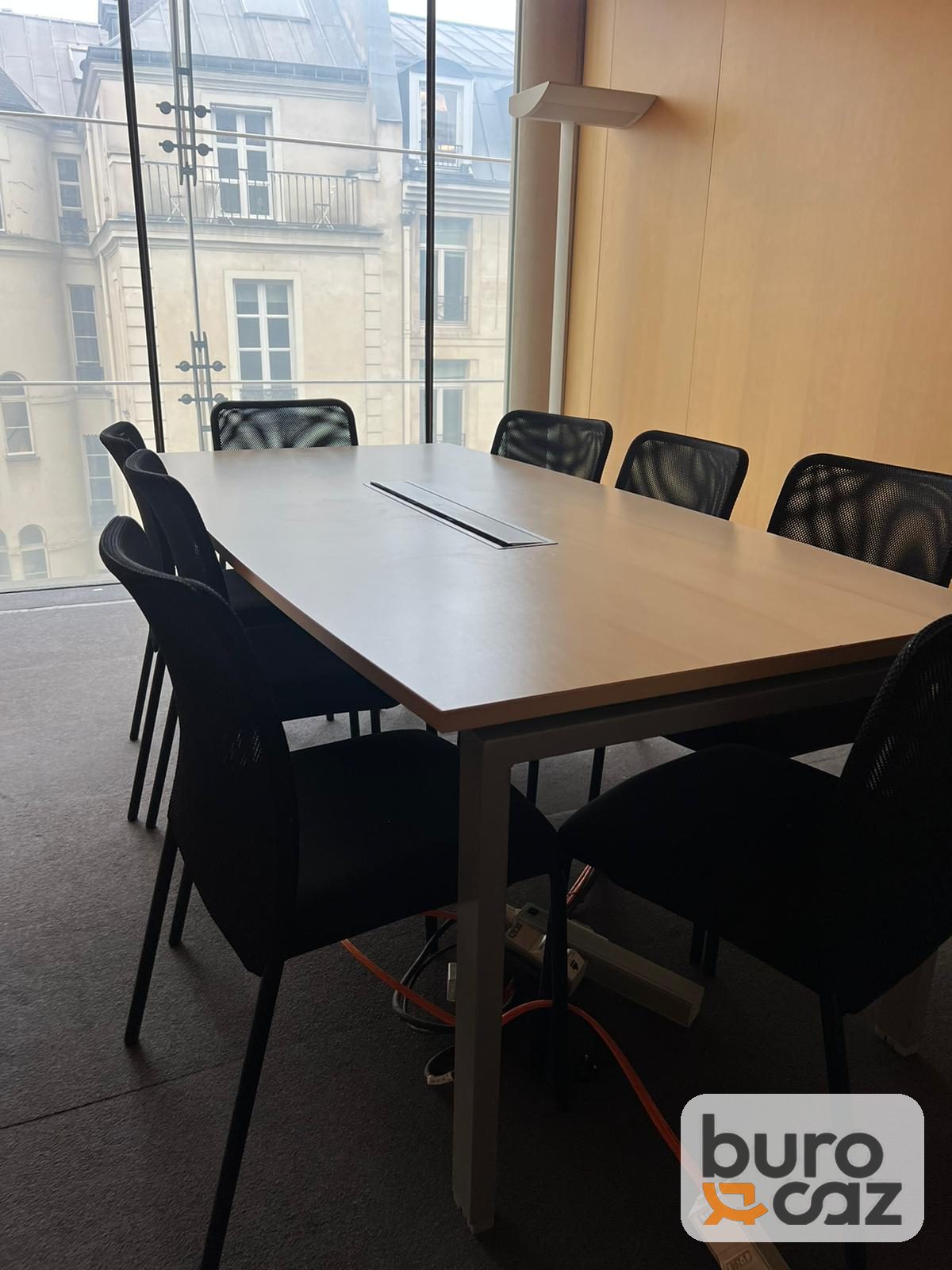 Table de réunion rectangulaire plateau bois foncé avec passe-câbles — photo 3