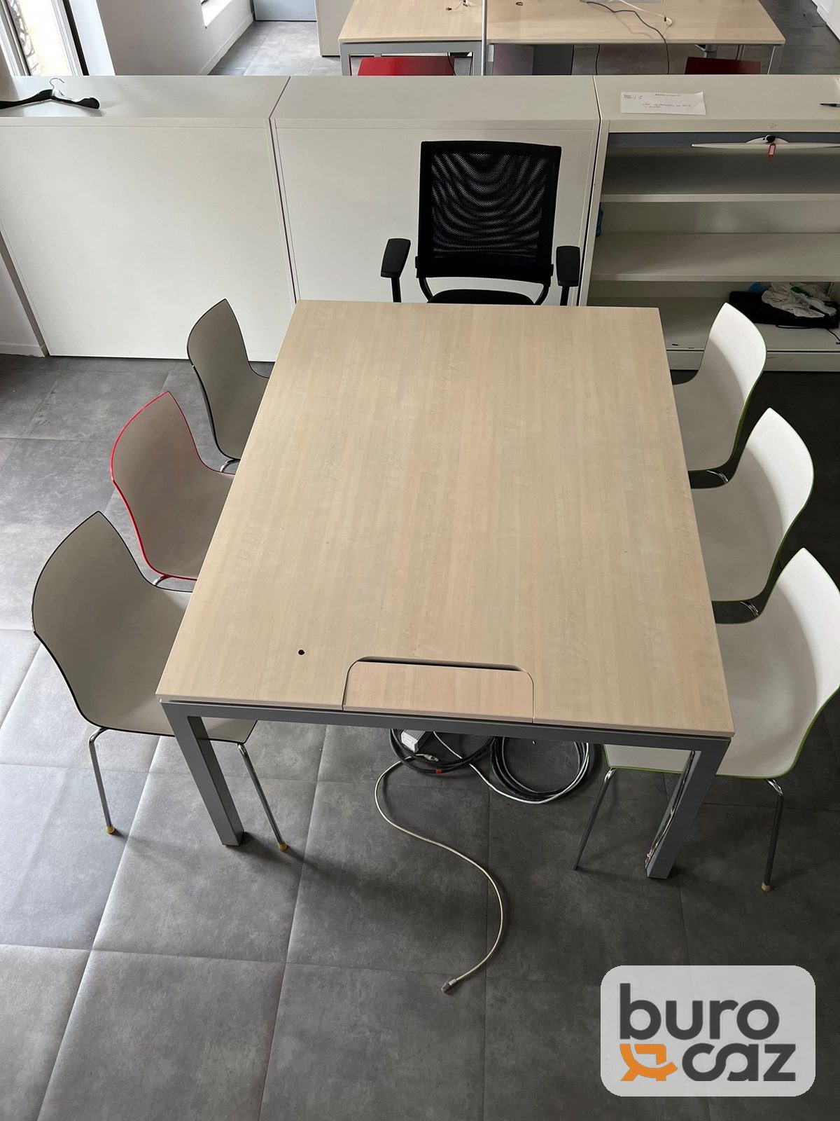 Table de réunion rectangulaire plateau chêne clair – piètement métal gris — photo 9