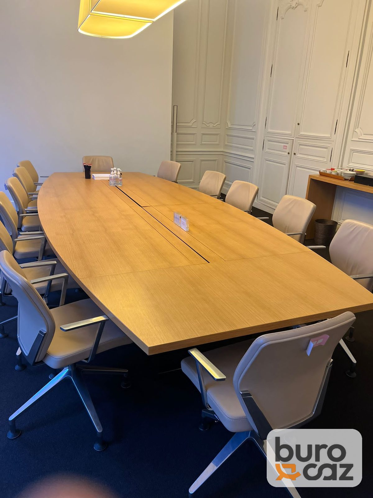 Table de réunion tonneau chêne avec goulotte centrale 10/12 personnes