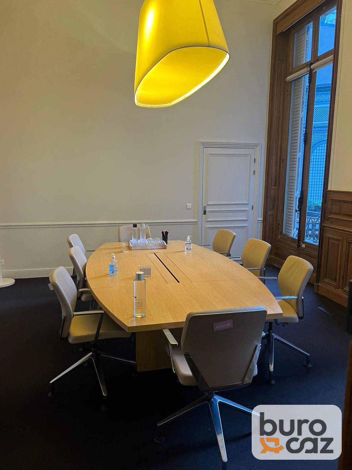 Table de réunion tonneau chêne avec goulotte centrale 10/12 personnes — photo 2