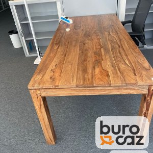 Table en bois massif veiné pieds carrés