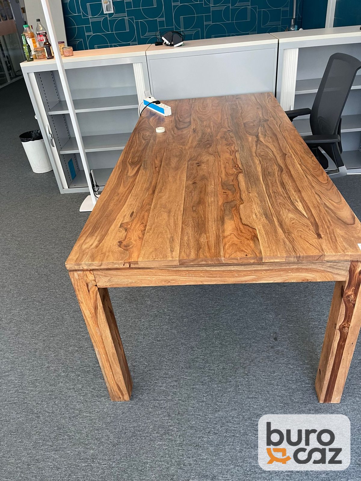 Table en bois massif veiné pieds carrés