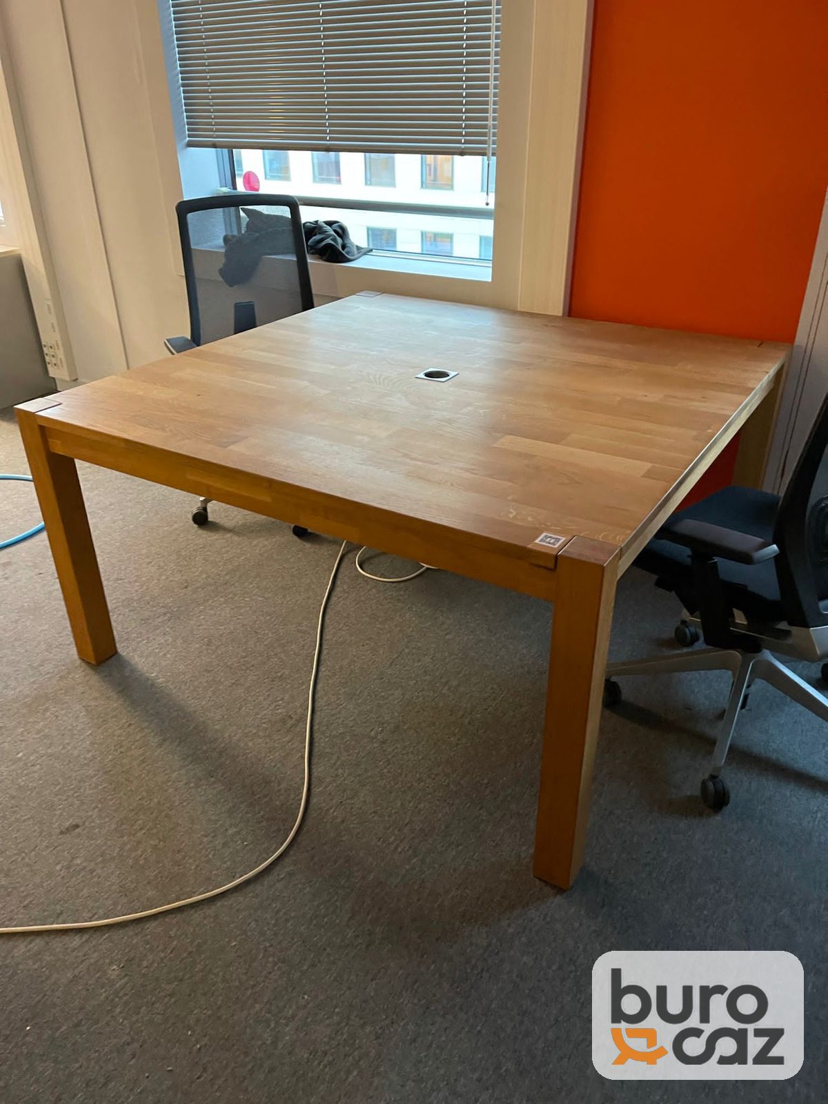Table en chêne massif lamellé-collé avec passe-câbles