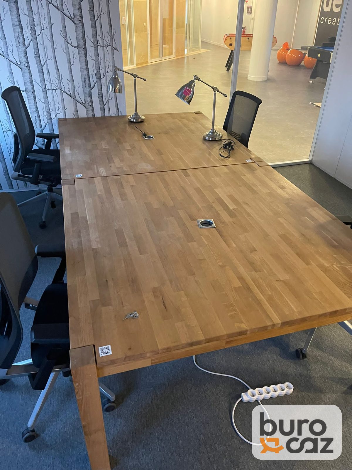 Table en chêne massif lamellé-collé avec passe-câbles — photo 10