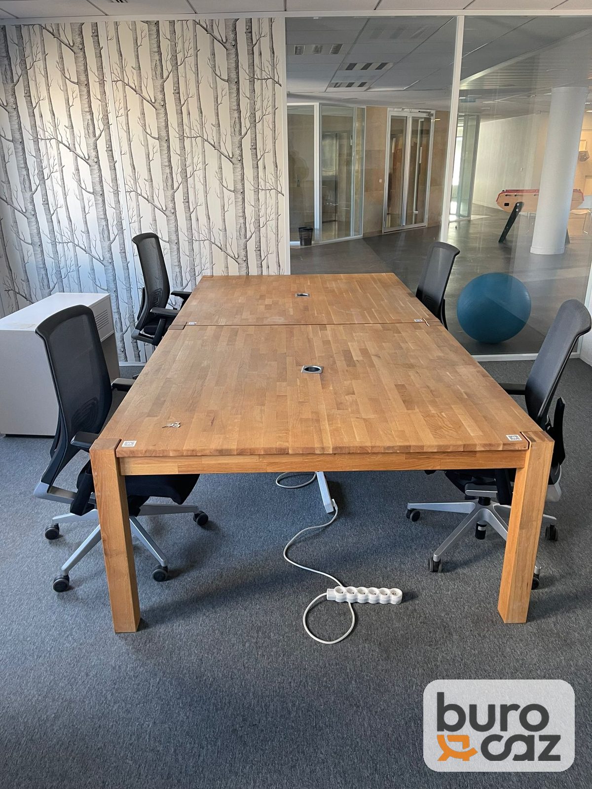 Table en chêne massif lamellé-collé avec passe-câbles — photo 11