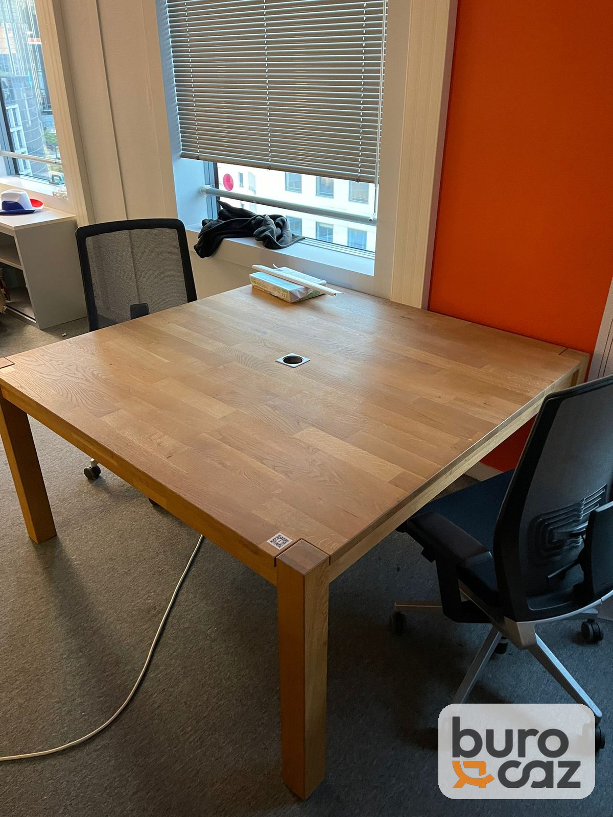 Table en chêne massif lamellé-collé avec passe-câbles — photo 13