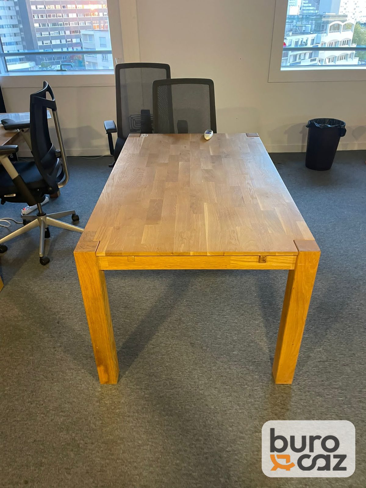 Table en chêne massif lamellé-collé avec passe-câbles — photo 14