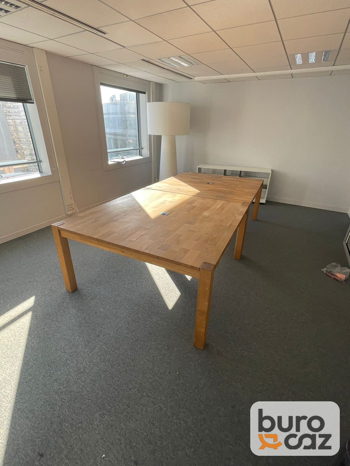 Table en chêne massif lamellé-collé avec passe-câbles — photo 15