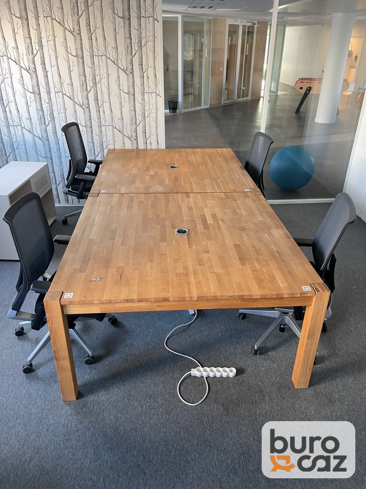 Table en chêne massif lamellé-collé avec passe-câbles — photo 16