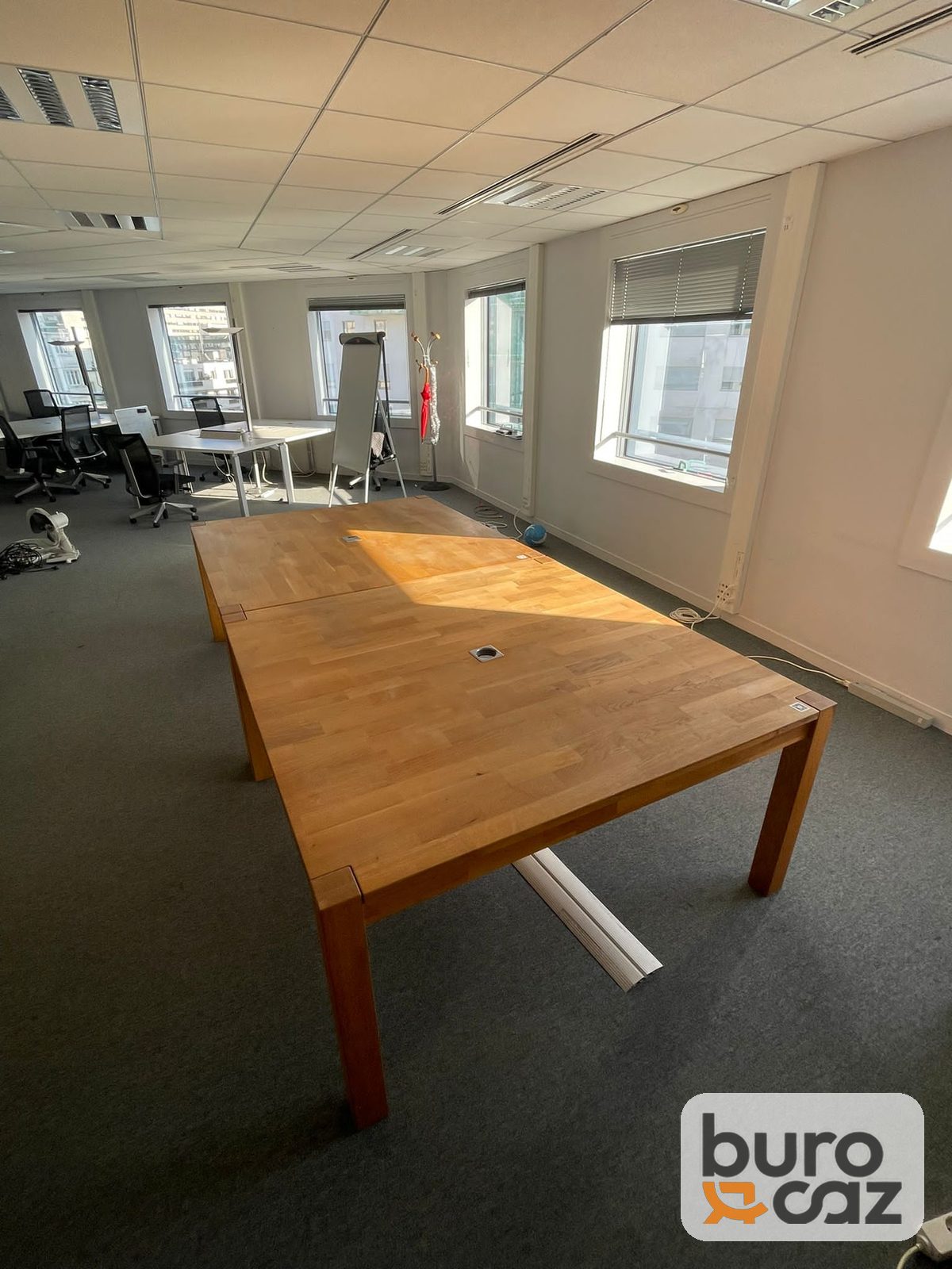 Table en chêne massif lamellé-collé avec passe-câbles — photo 2