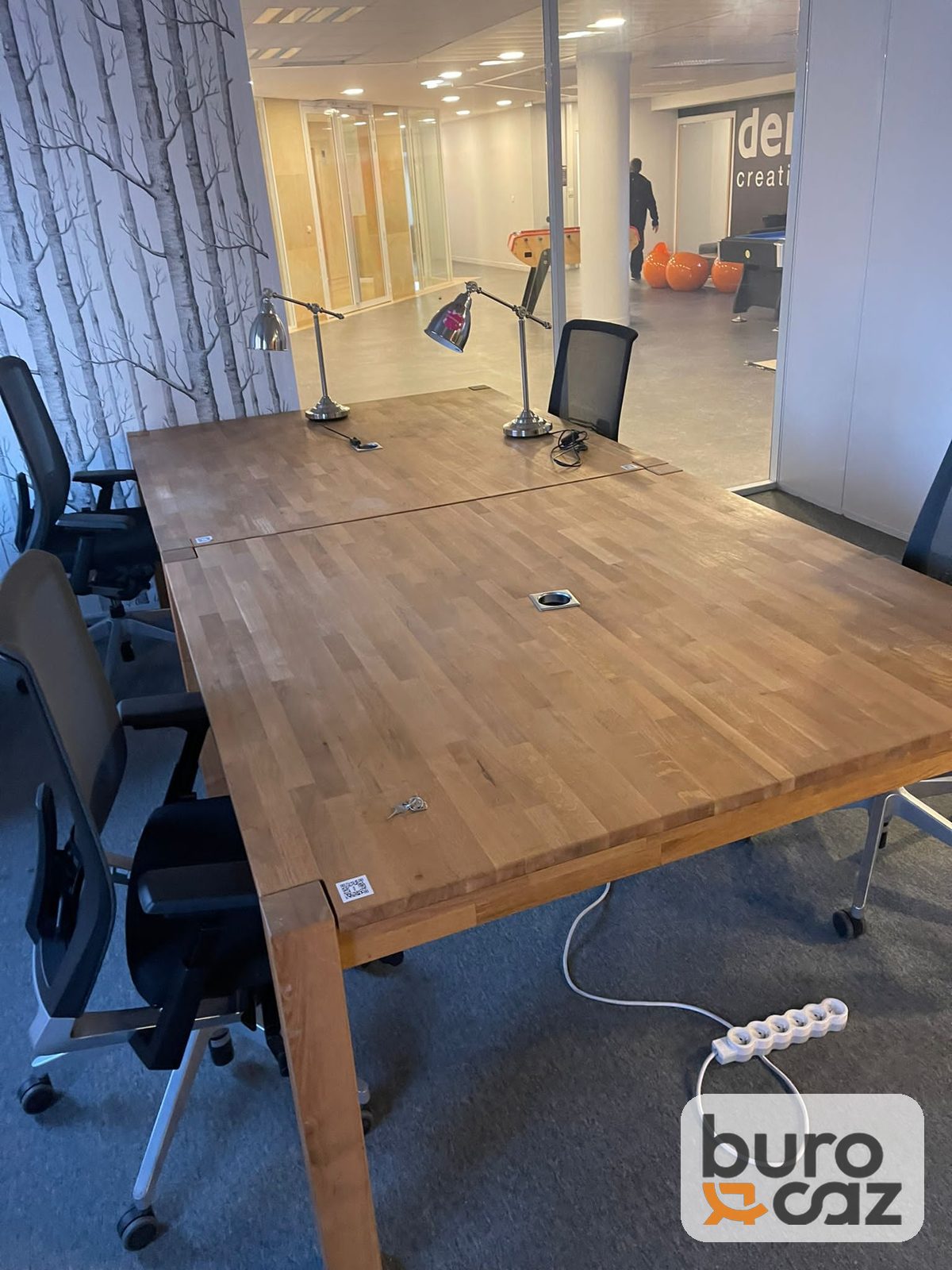 Table en chêne massif lamellé-collé avec passe-câbles — photo 3