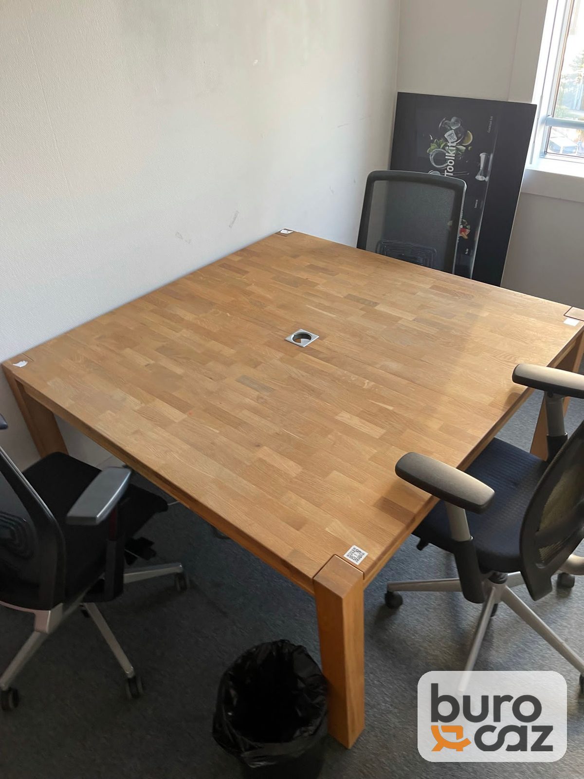 Table en chêne massif lamellé-collé avec passe-câbles — photo 4
