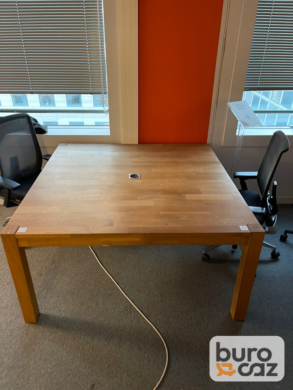 Table en chêne massif lamellé-collé avec passe-câbles — photo 5