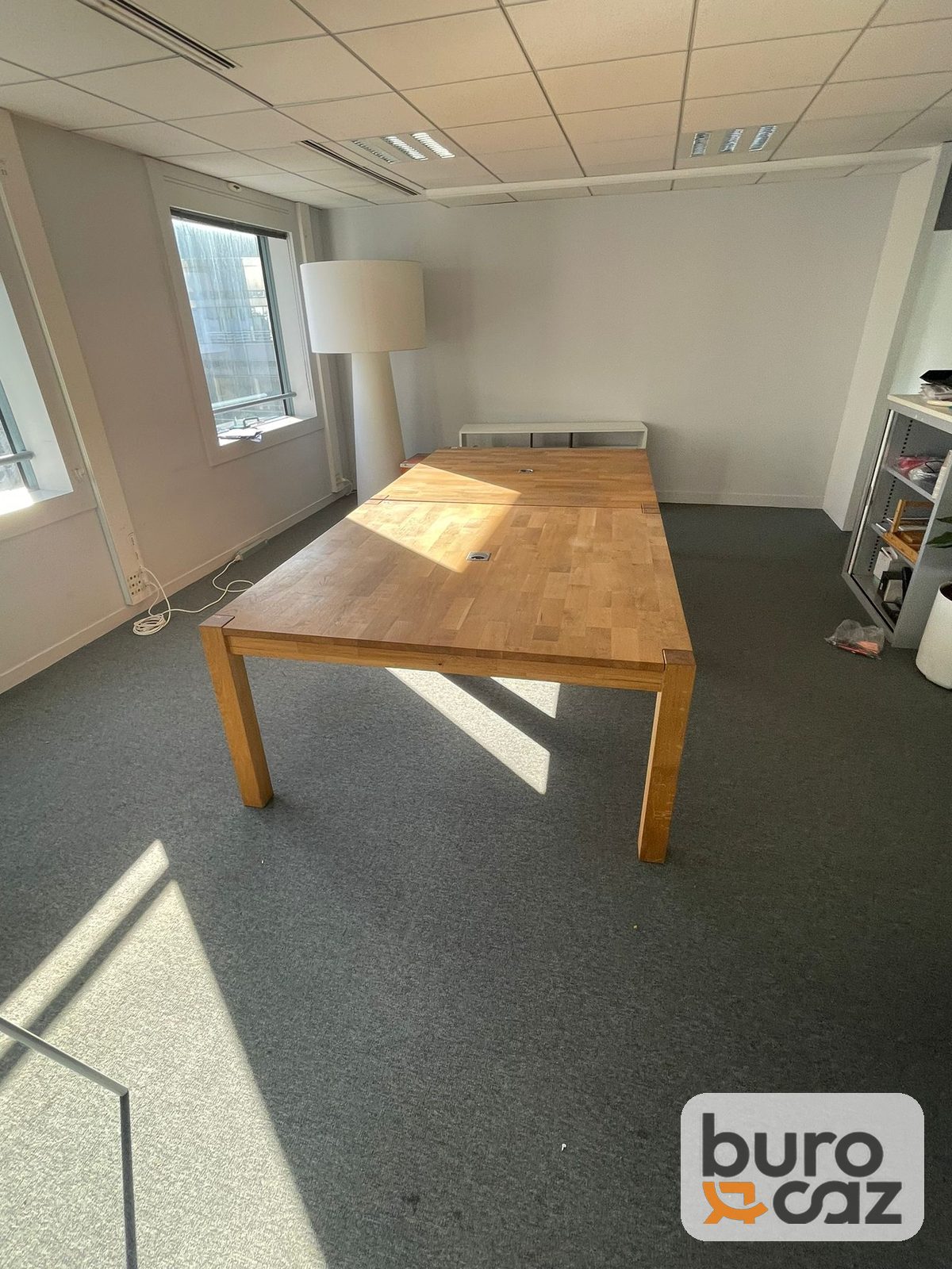 Table en chêne massif lamellé-collé avec passe-câbles — photo 7