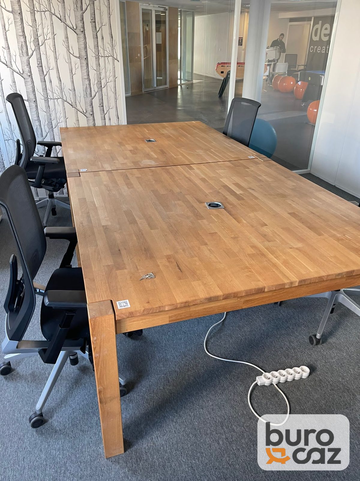Table en chêne massif lamellé-collé avec passe-câbles — photo 8