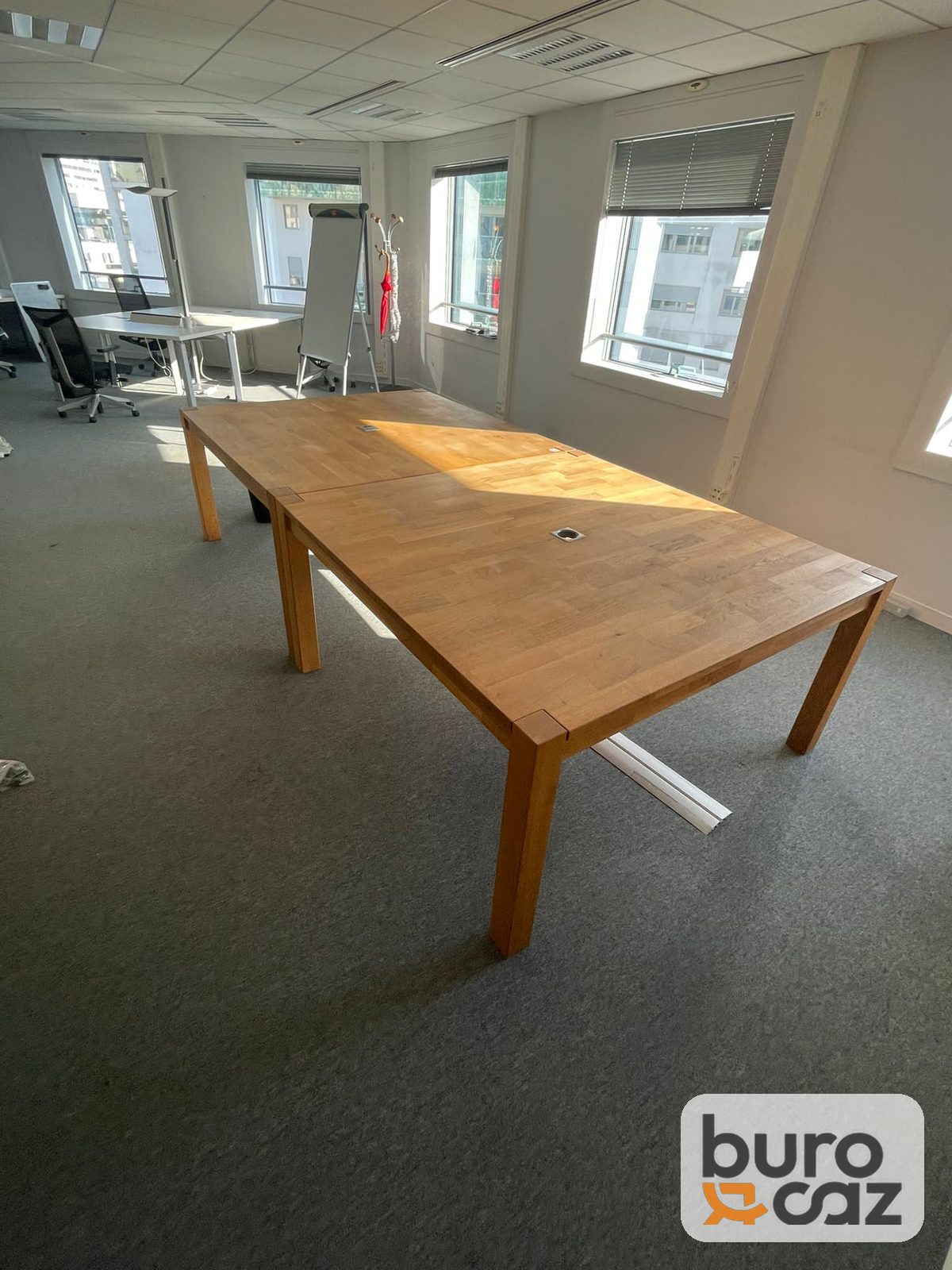 Table en chêne massif lamellé-collé avec passe-câbles — photo 9
