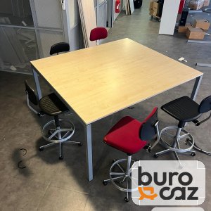 Table haute carrée plateau bois clair piètement gris