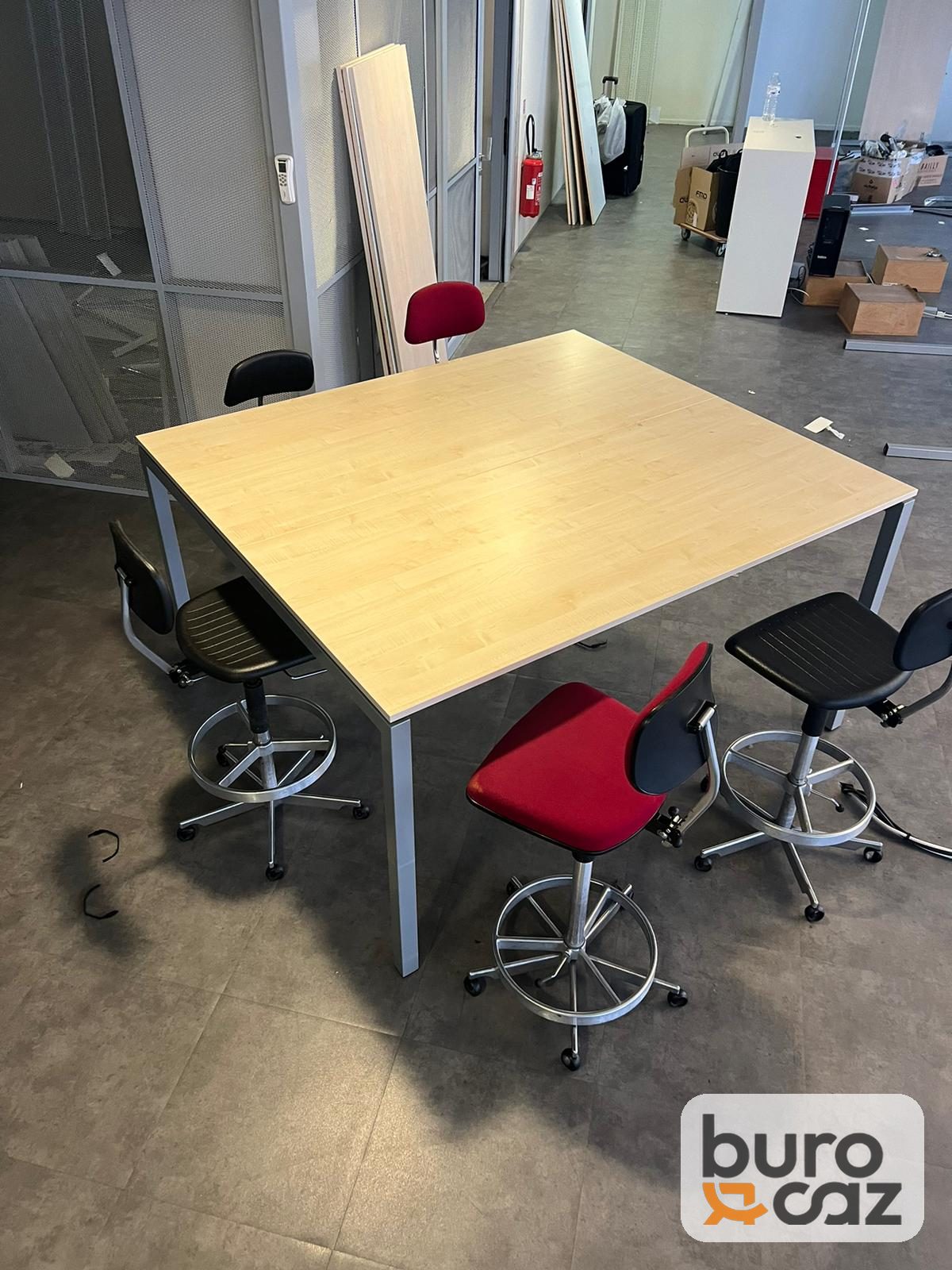 Table haute carrée plateau bois clair piètement gris