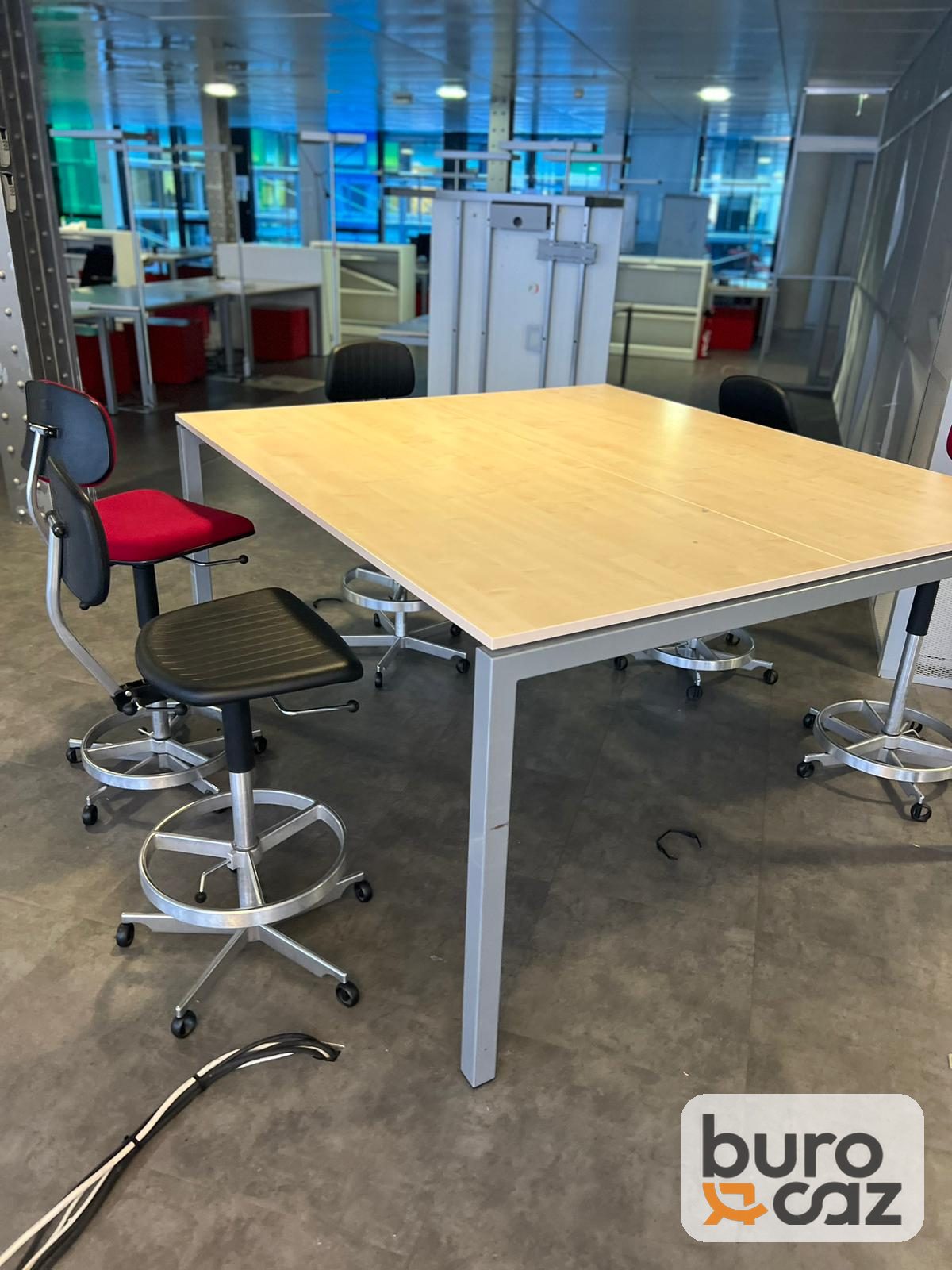 Table haute carrée plateau bois clair piètement gris — photo 10