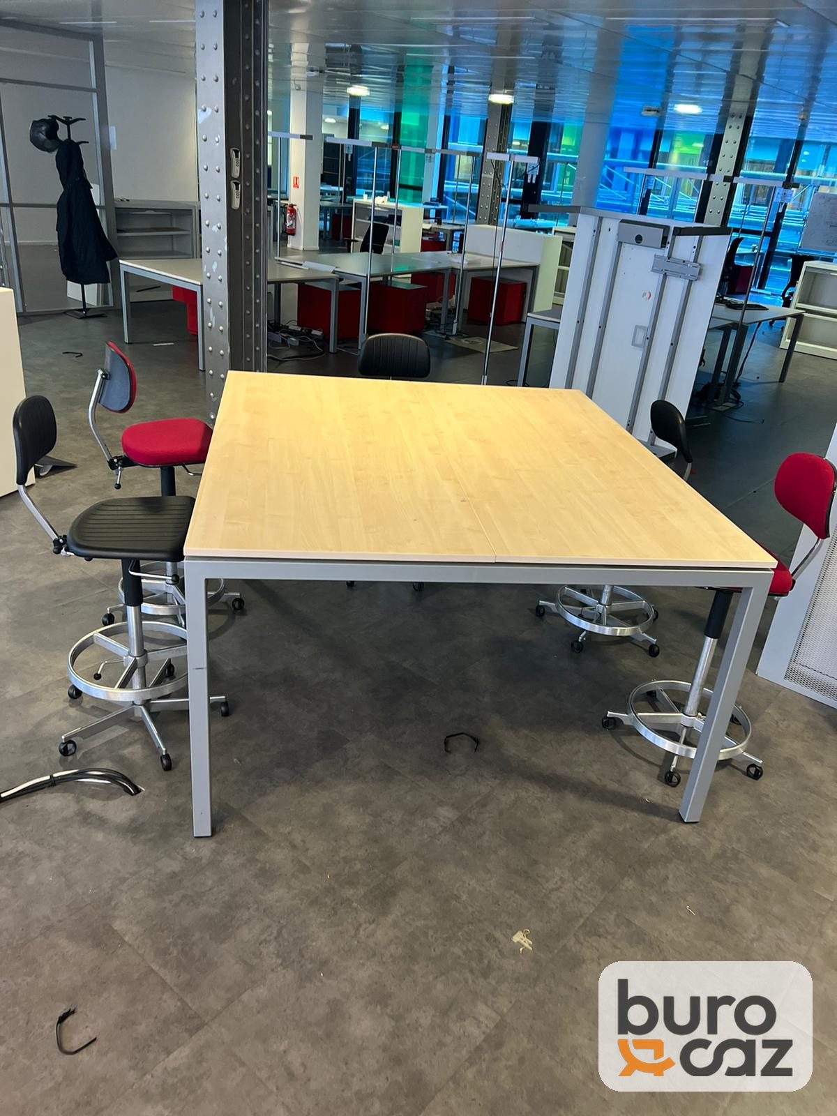 Table haute carrée plateau bois clair piètement gris — photo 11