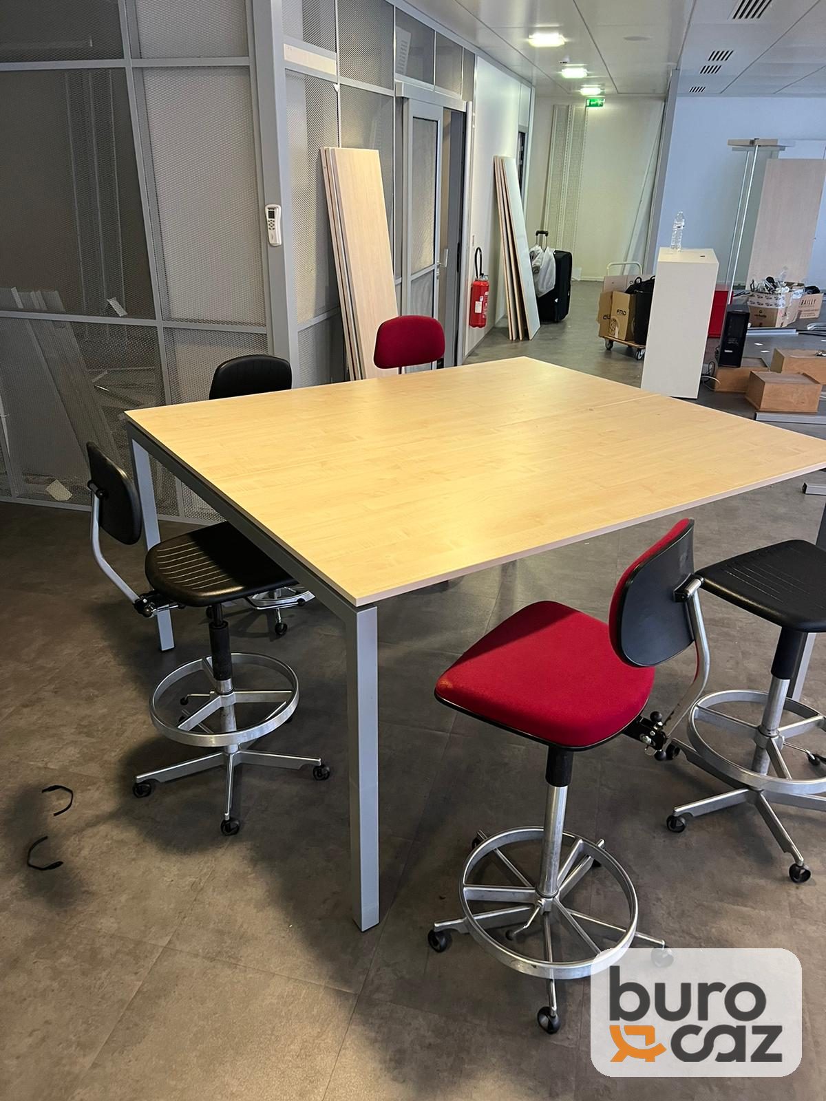 Table haute carrée plateau bois clair piètement gris — photo 3
