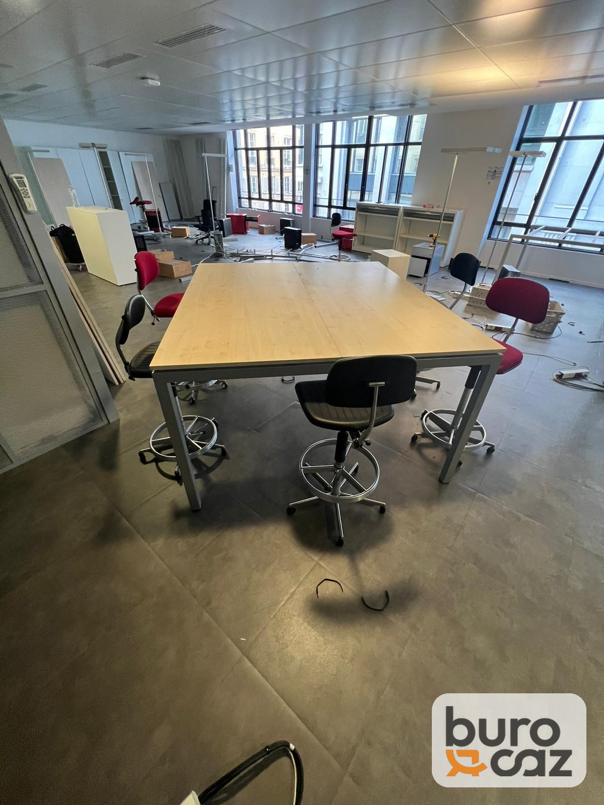 Table haute carrée plateau bois clair piètement gris — photo 4