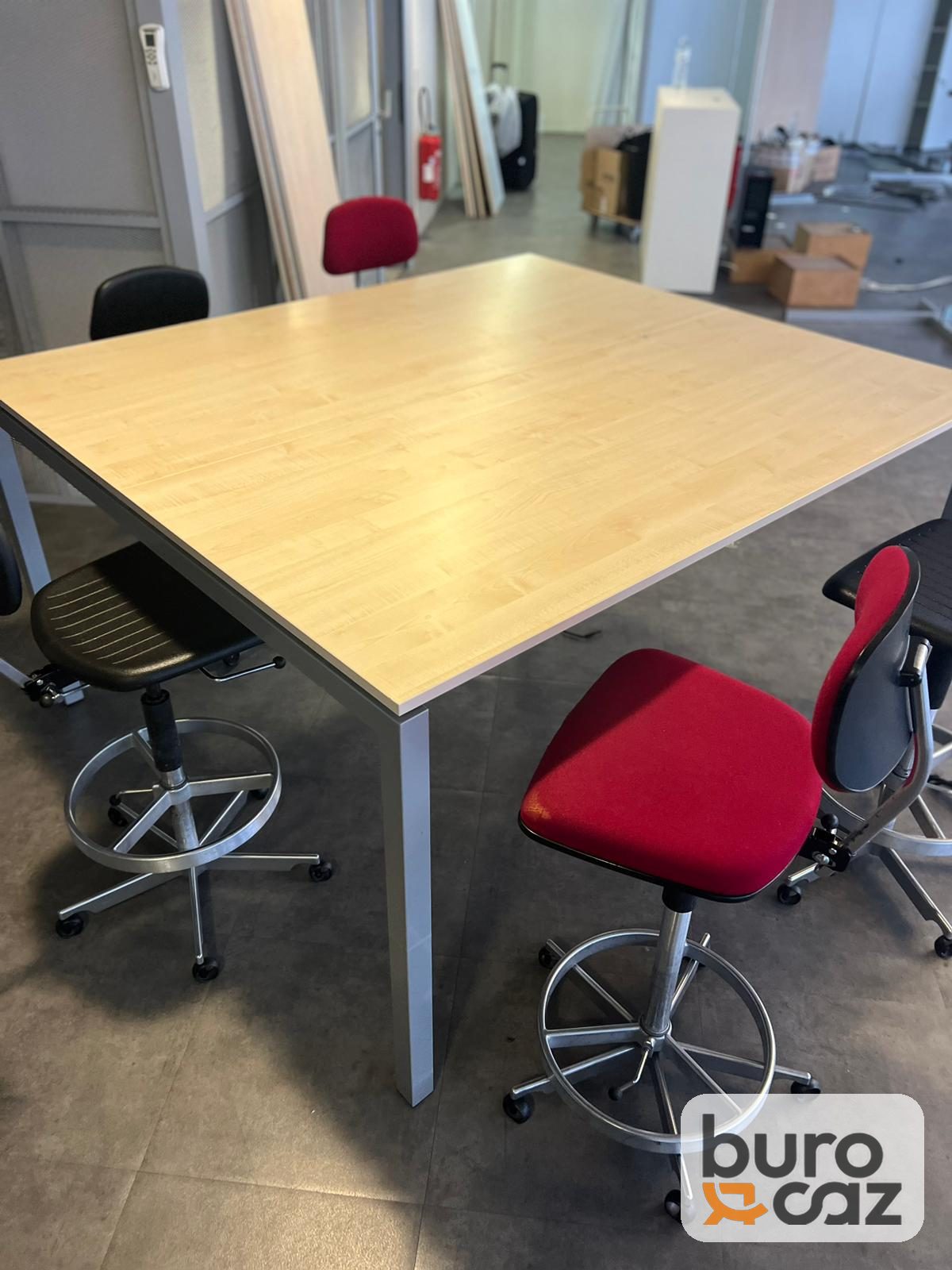 Table haute carrée plateau bois clair piètement gris — photo 5