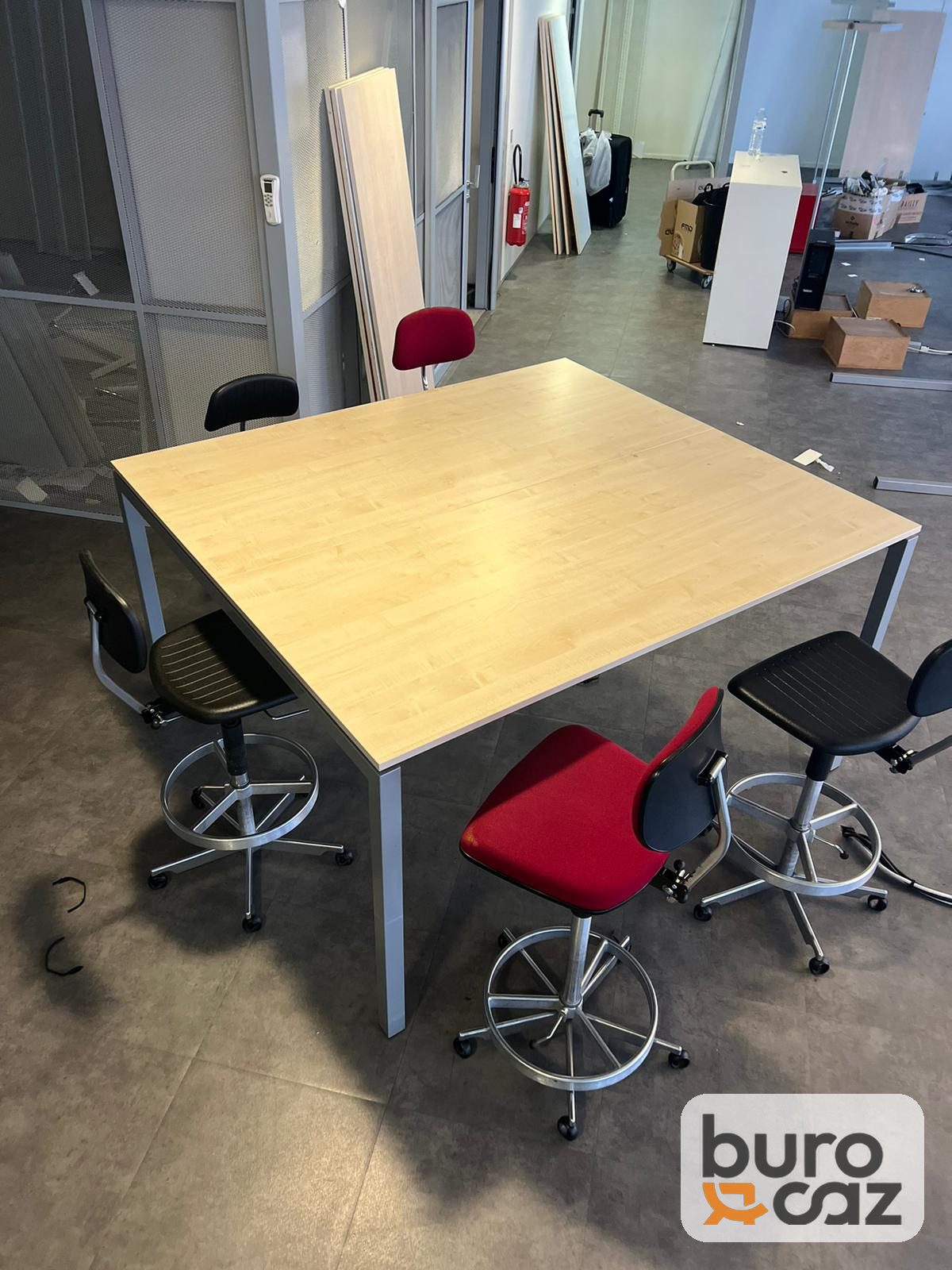 Table haute carrée plateau bois clair piètement gris — photo 6