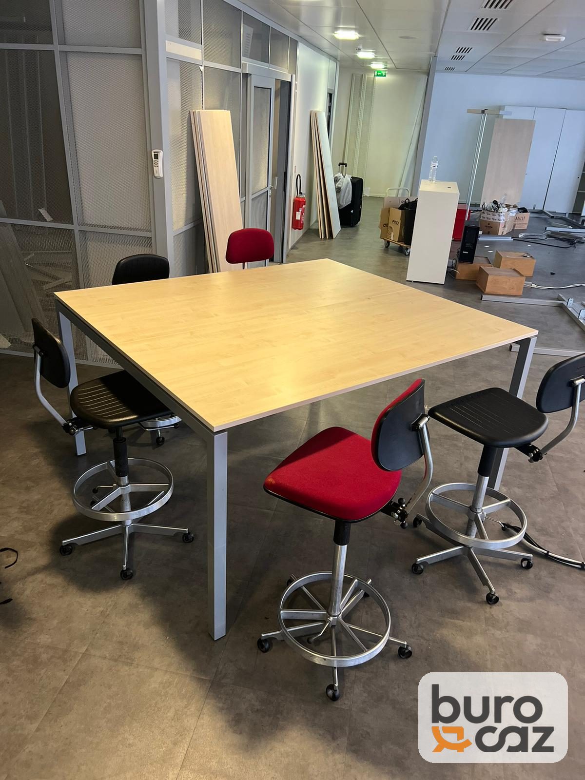 Table haute carrée plateau bois clair piètement gris — photo 7