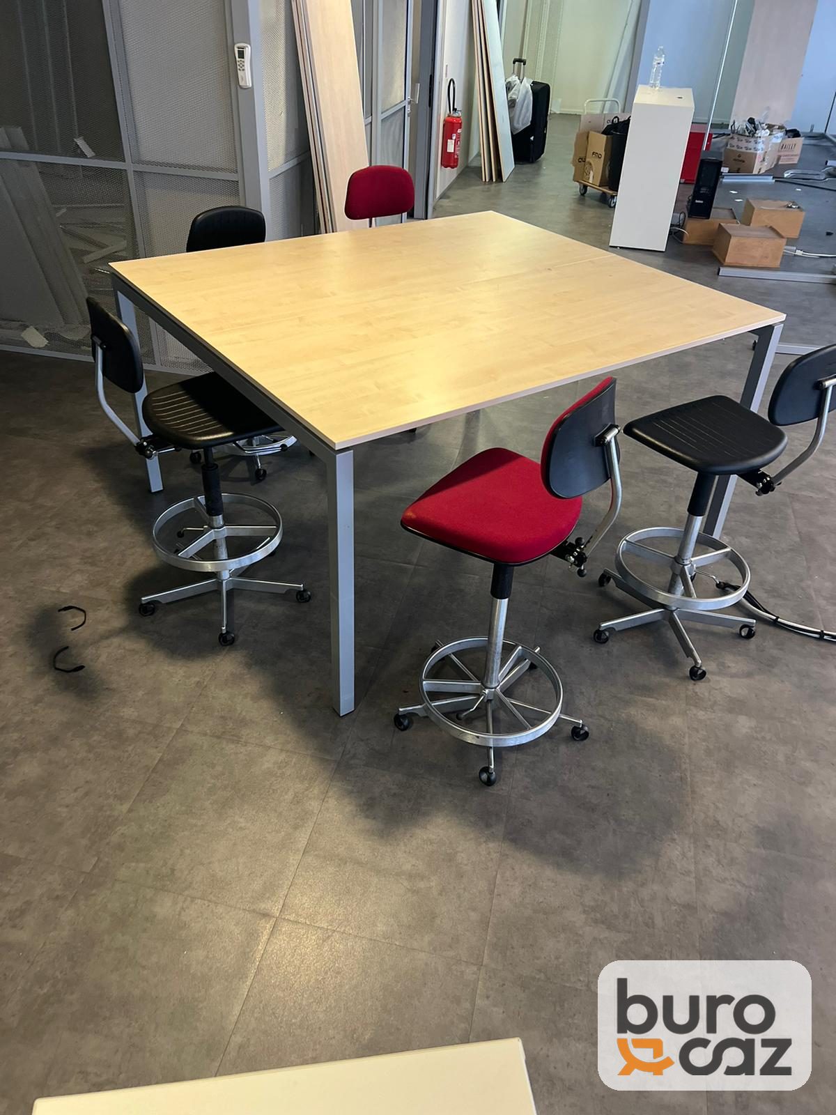 Table haute carrée plateau bois clair piètement gris — photo 8