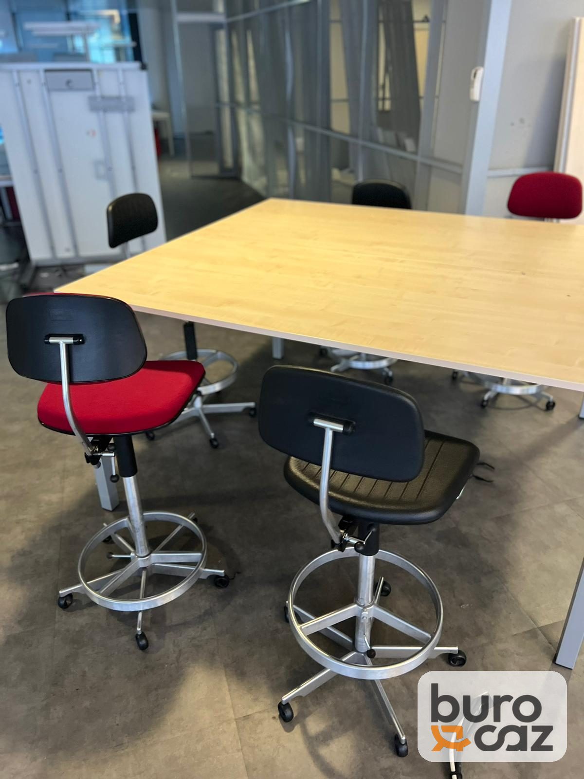 Table haute carrée plateau bois clair piètement gris — photo 9
