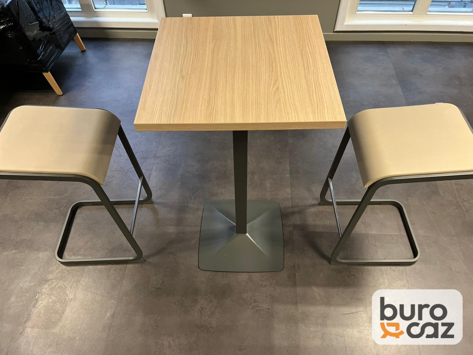 Table haute carrée plateau bois pied central — photo 2