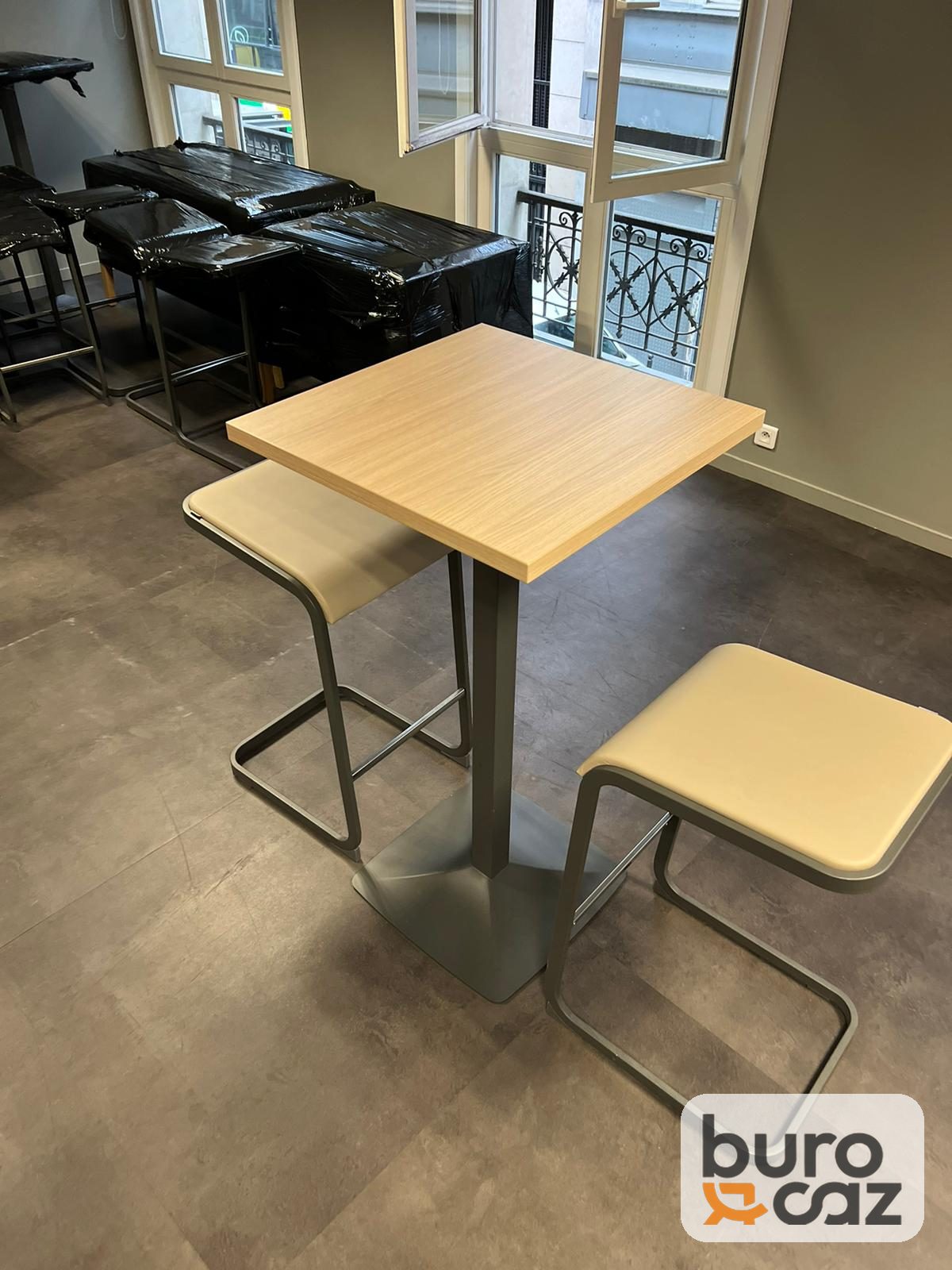 Table haute carrée plateau bois pied central — photo 4