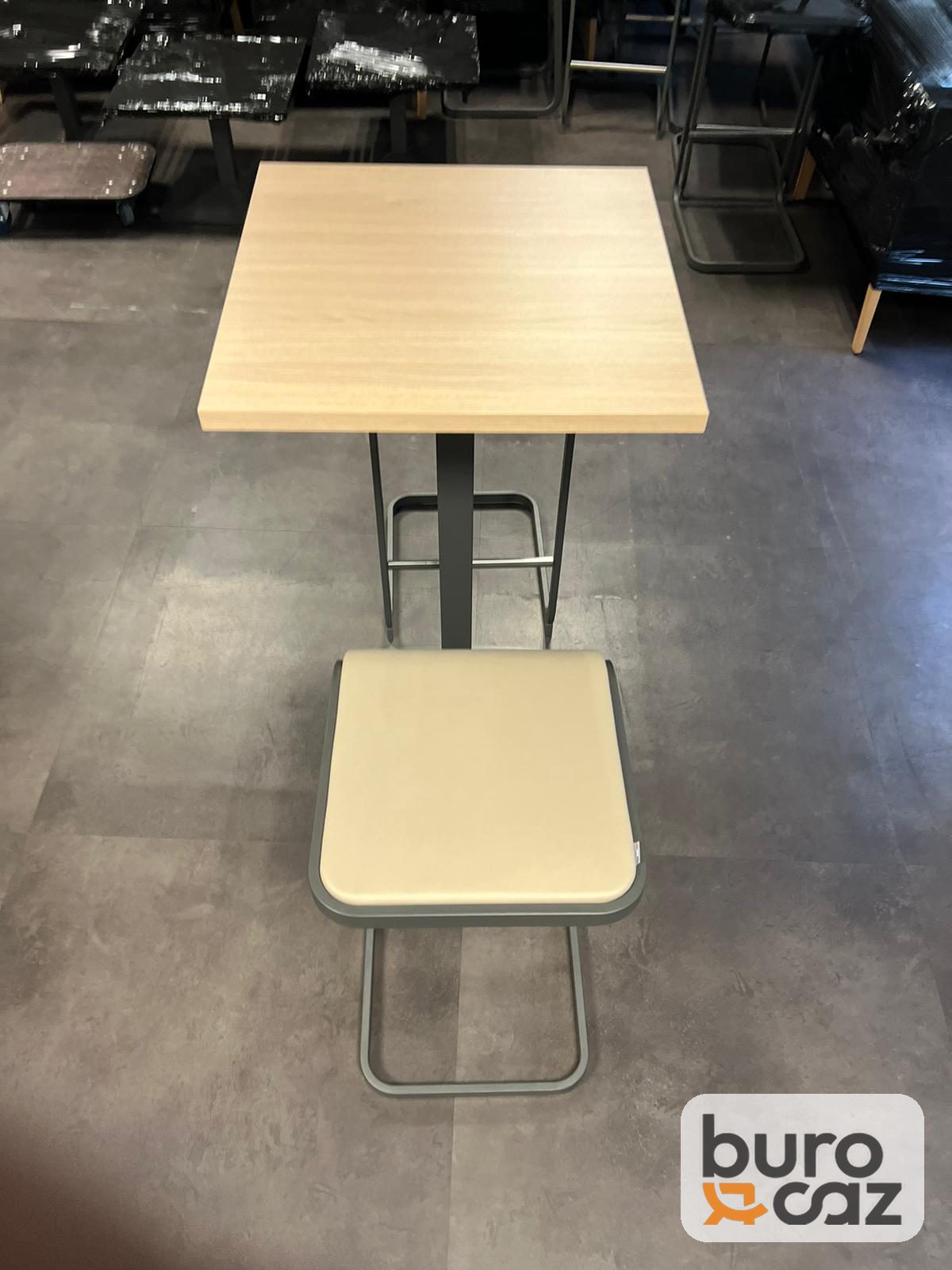 Table haute carrée plateau bois pied central — photo 7