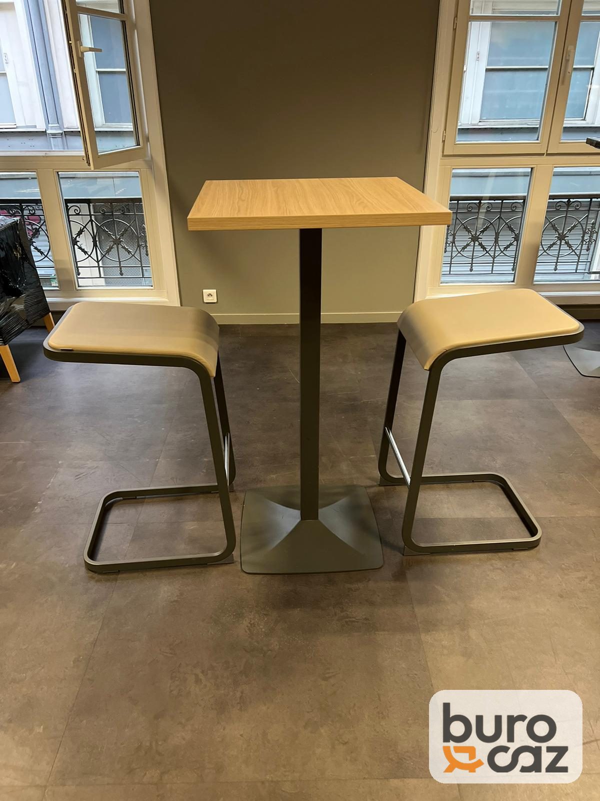 Table haute carrée plateau bois pied central — photo 8