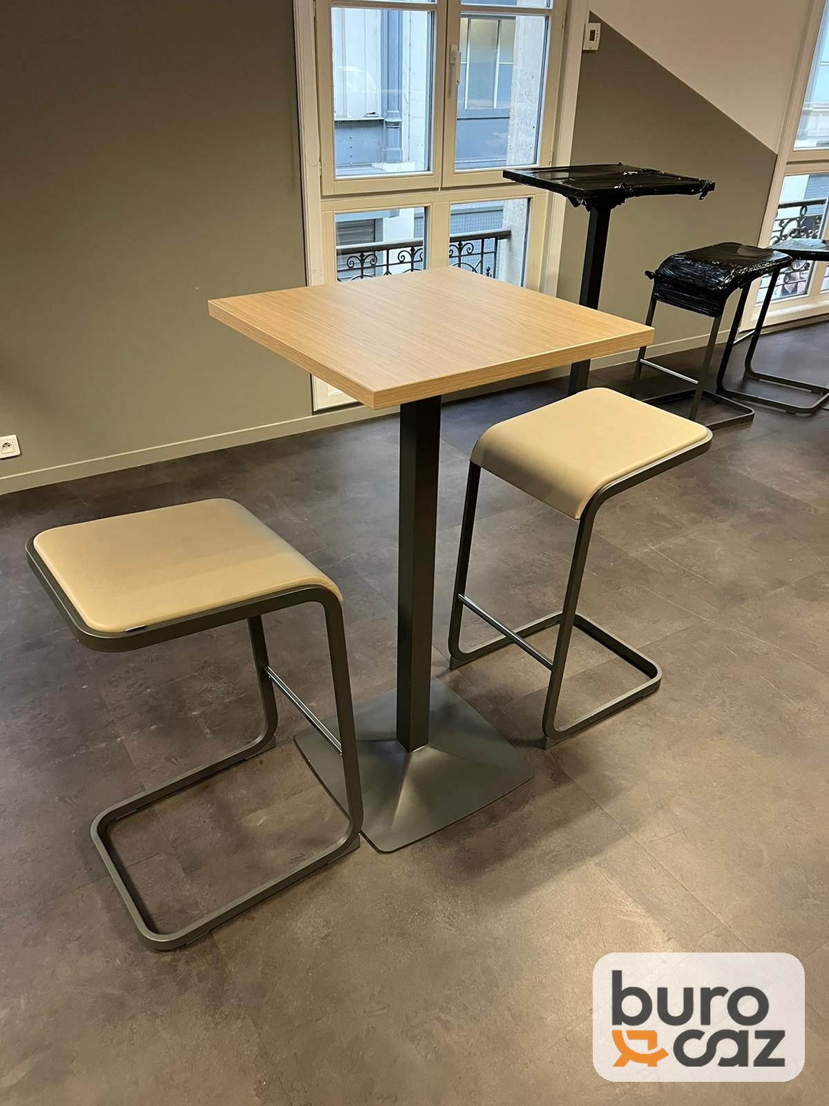 Table haute carrée plateau bois pied central — photo 9