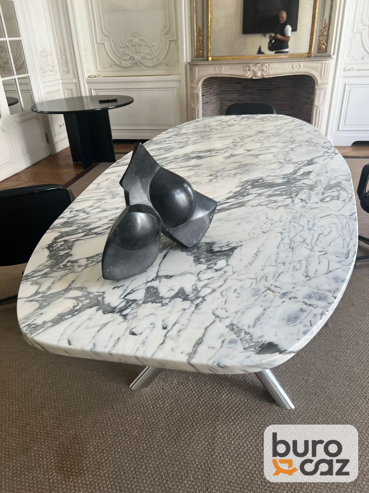 Table ovale plateau marbre piètement étoile