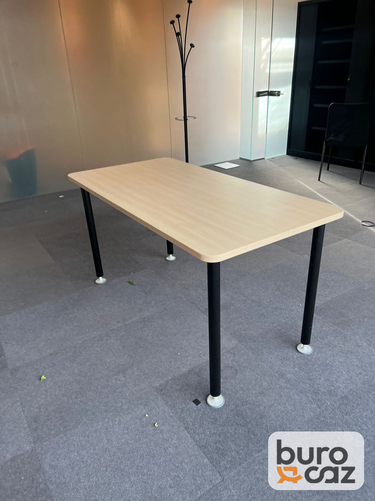 Table plateau bois clair 4 pieds métal noir — photo 16