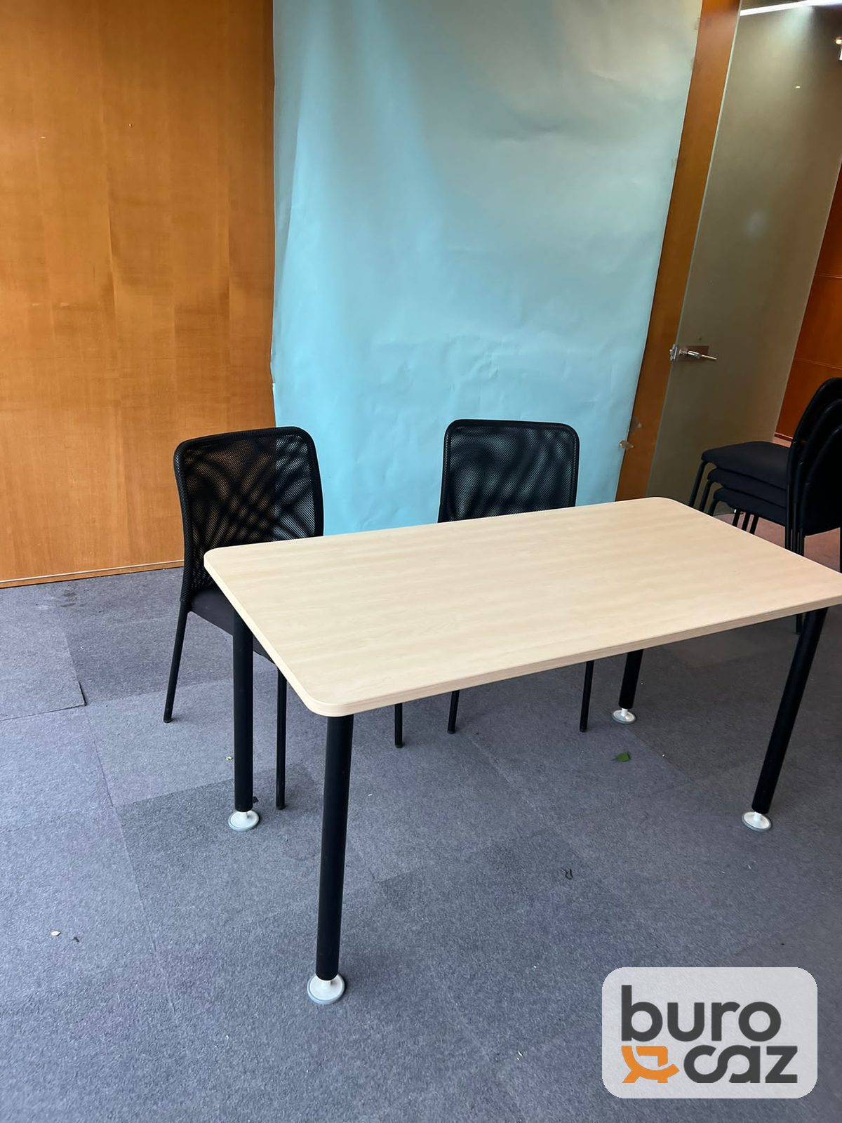 Table plateau bois clair 4 pieds métal noir — photo 17