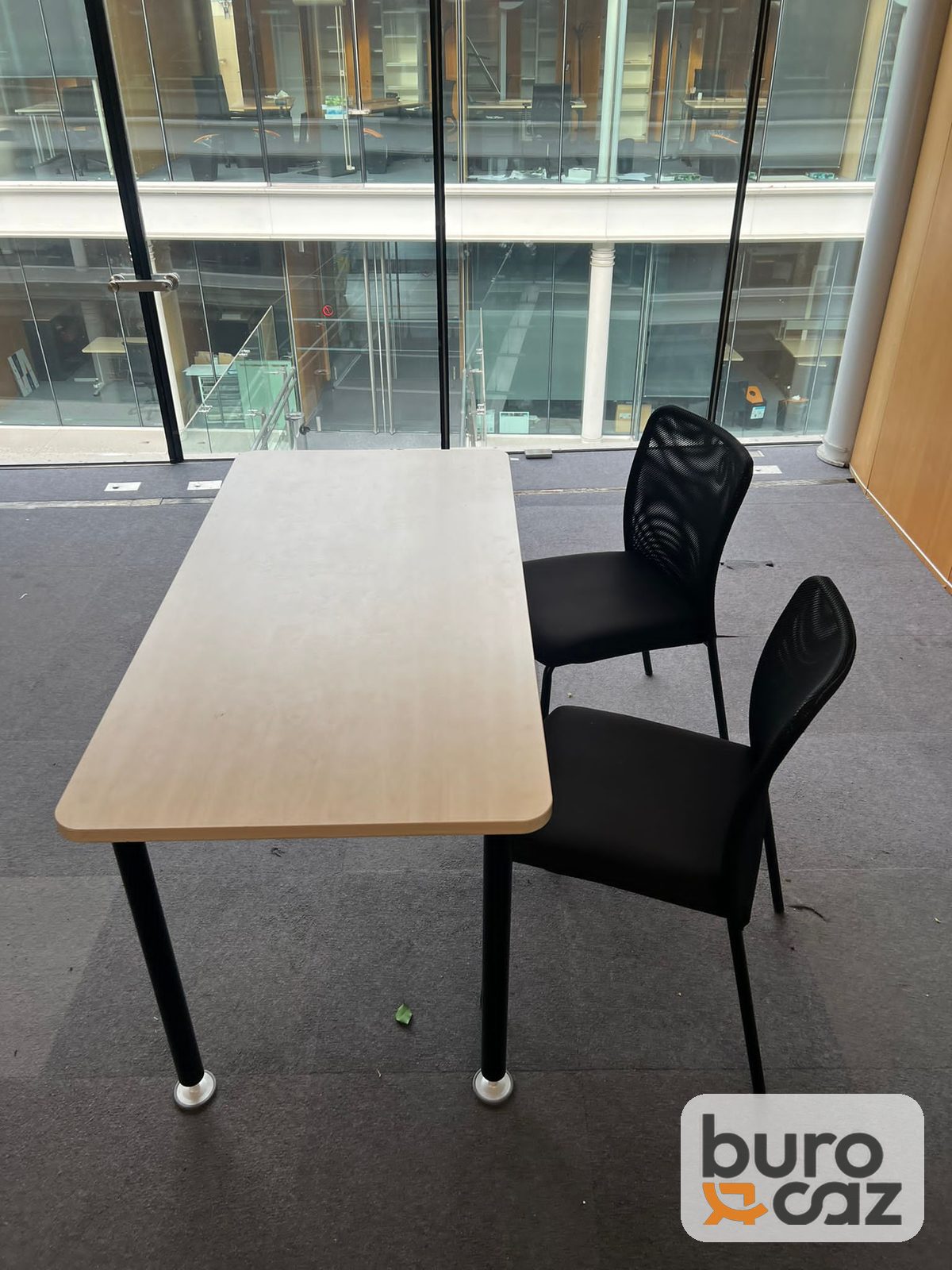 Table plateau bois clair 4 pieds métal noir — photo 18