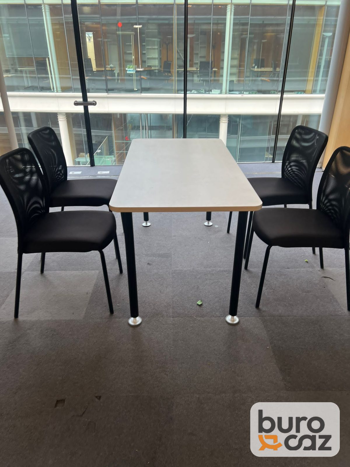 Table plateau bois clair 4 pieds métal noir — photo 2