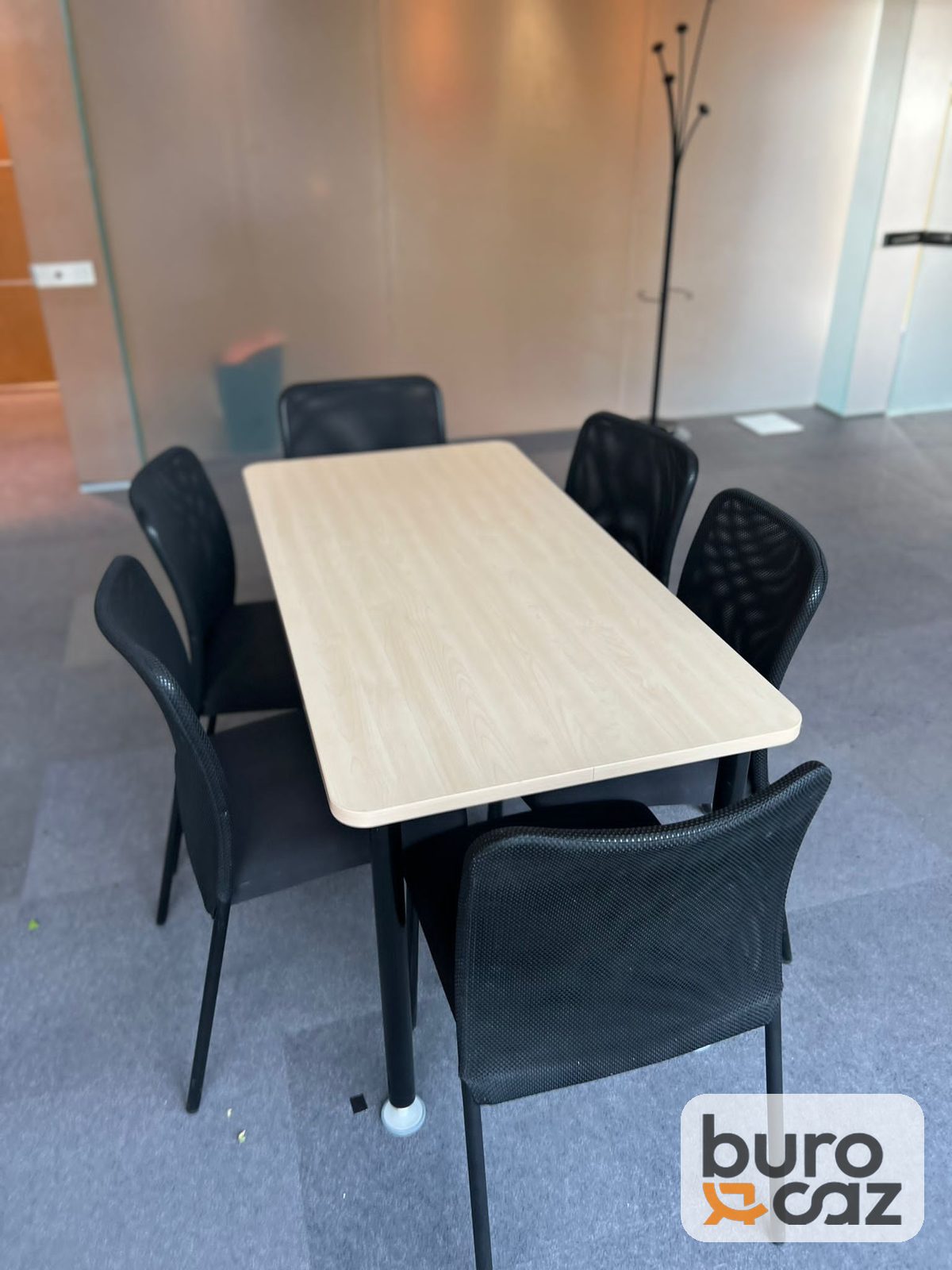 Table plateau bois clair 4 pieds métal noir — photo 5