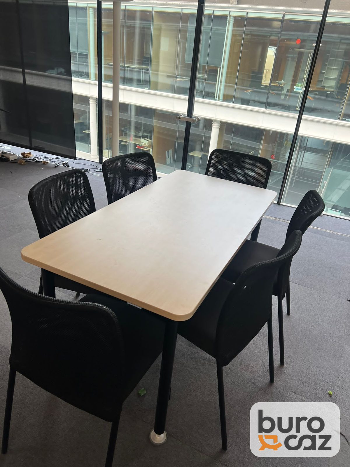 Table plateau bois clair 4 pieds métal noir — photo 7