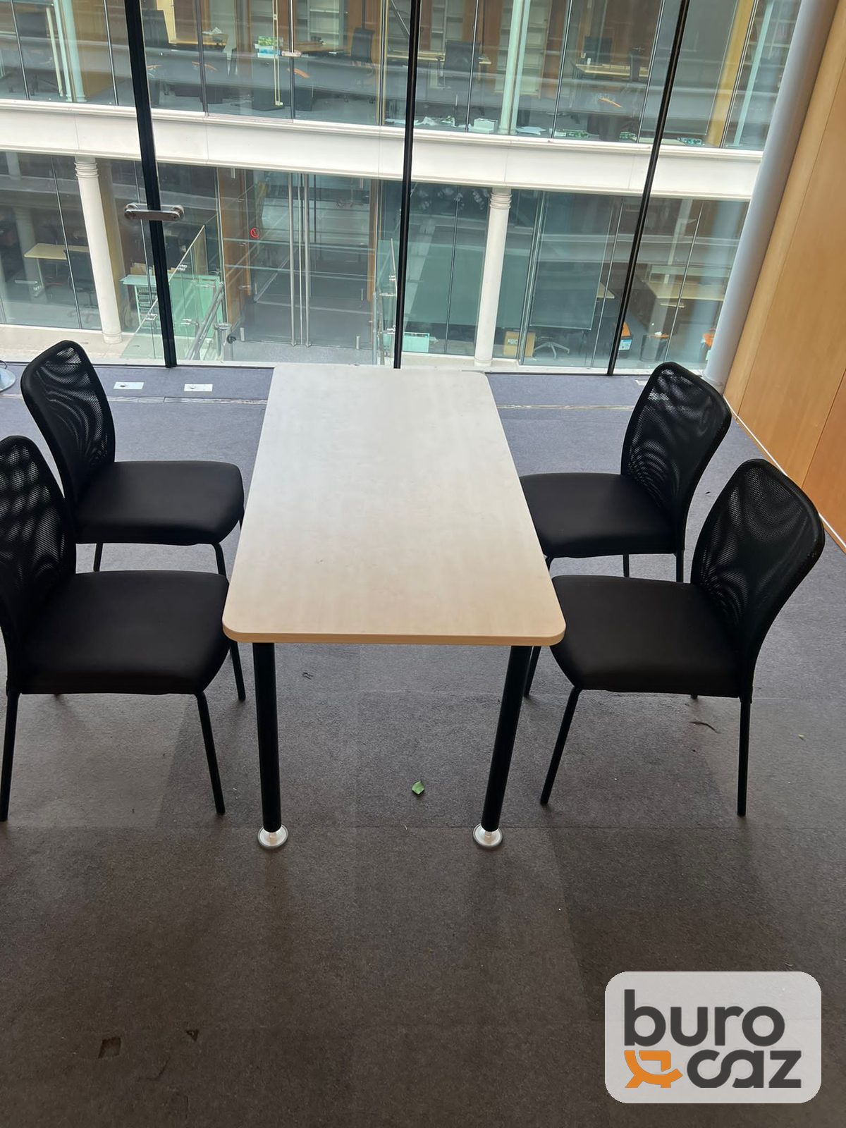 Table plateau bois clair 4 pieds métal noir — photo 9