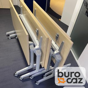 Table pliante basculante bois clair sur roulettes