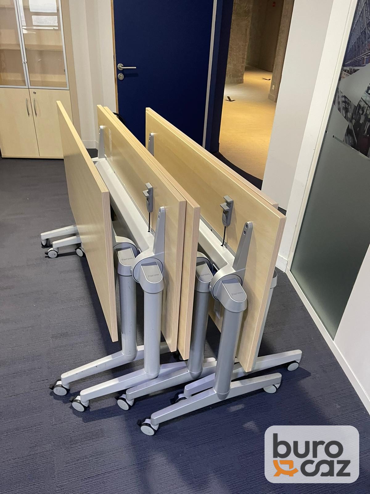 Table pliante basculante bois clair sur roulettes — photo 3